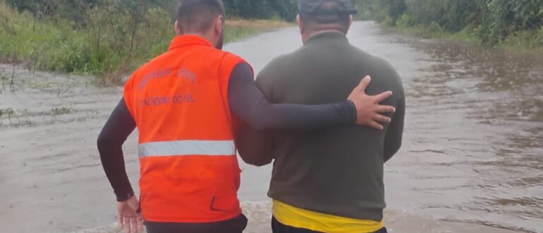 VÍDEO – Confira o resgate no Taboão de duas pessoas ilhadas por causa da chuva