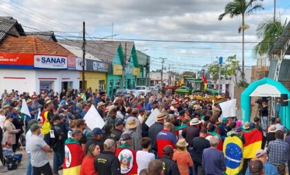 Dívidas agrícolas: vereadores de Cachoeira do Sul participam de manifestação