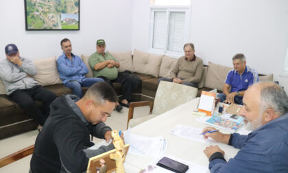Prefeitura de Novo Cabrais assina cessão de equipamentos agrícolas para associação