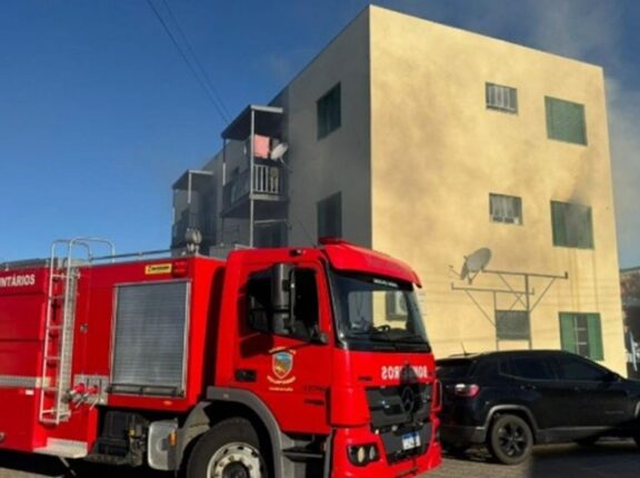 Bombeiros de Candelária combatem incêndio em apartamento no Rincão Comprido