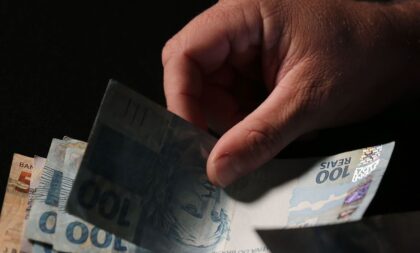 Trabalhadores com carteira assinada já podem migrar dívidas para crédito com juros mais baixos