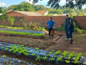 Presidente da Câmara conhece horta comunitária do Bairro Frota