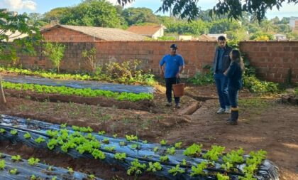 Presidente da Câmara conhece horta comunitária do Bairro Frota