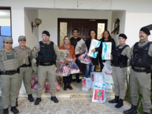 Brigada Militar leva presentes de Páscoa a crianças atendidas pela Prefeitura