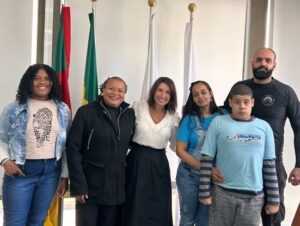 Estudante autista cachoeirense encanta com exposição de telas na Capital