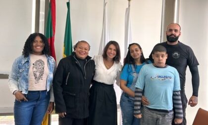 Estudante autista cachoeirense encanta com exposição de telas na Capital