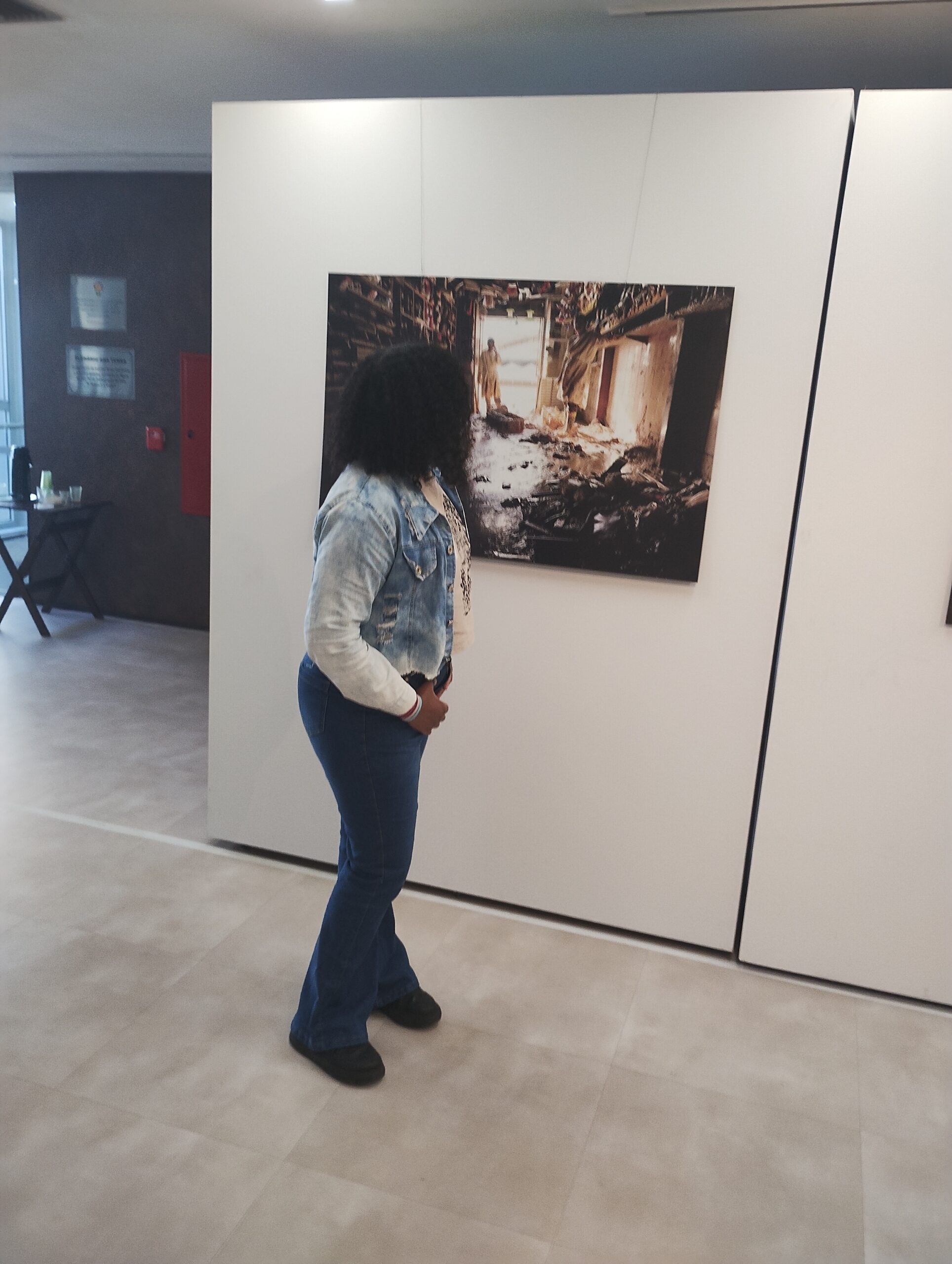 Sofia e suas telas na Capital: estudante autista tem se destacado nas atividades estudantis e artísticas
