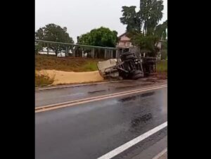 Reboque de bitrem tomba e carga de soja se espalha na Volta da Charqueada