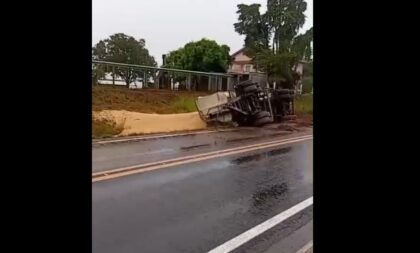 Reboque de bitrem tomba e carga de soja se espalha na Volta da Charqueada