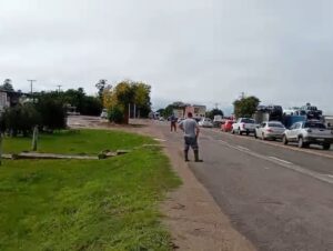 Moradores da Vila Piquiri bloqueiam a BR-290