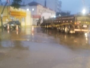 Avenida Brasil: caminhão com problemas dificulta trânsito