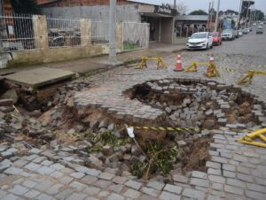 Cratera gigante ameaça motoristas e pedestres na Avenida Brasil
