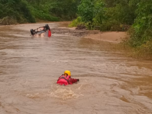 Casal que sumiu em carro arrastado pela correnteza é encontrado morto em Candelária