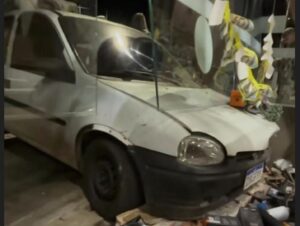 Acidente entre carros destrói fachada de cafeteria na Pinheiro