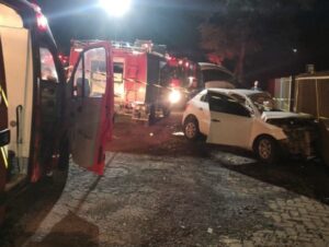 Carro colide contra muro de casa, após colisão em ônibus na ERS-400