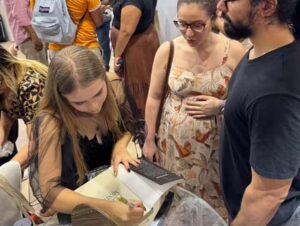 Bienal: após viralizar com tarde vazia, escritora cachoeirense é destaque em vendas