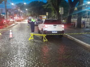 Setor de Trânsito isola estacionamento na Praça José Bonifácio