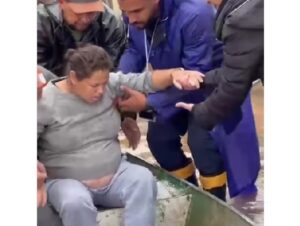 Vídeo: durante resgate, mulher entra em trabalho de parto
