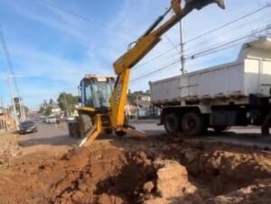 Prefeitura age para tapar cratera na Avenida Brasil